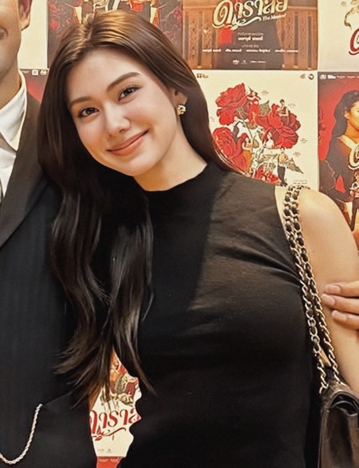 schueeeett's tweet photo. she’s so fckn pretty https://t.co/tcB3gRx266