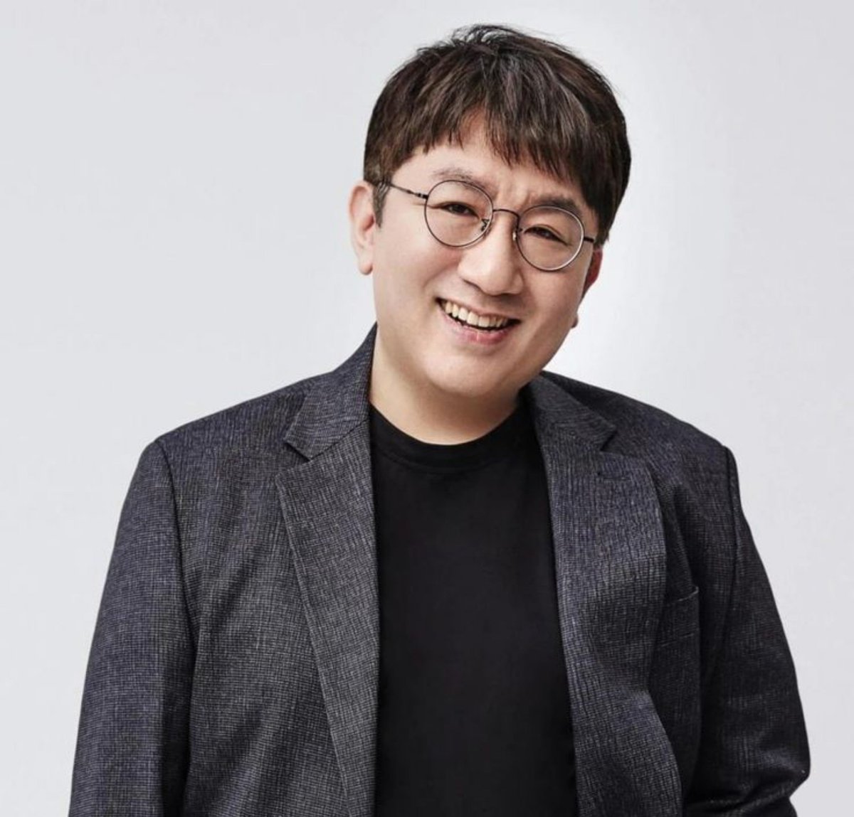 sunoolove7's tweet photo. HYBE is facing growing investor concerns. Reports say Bang Si-hyuk's stake value has fallen by about ₩1.4 trillion in one quarter, while HYBE's stock has continued to decline. Reports also indicate many investors are losing confidence in the company's direction https://t.co/bO4l99h2nT