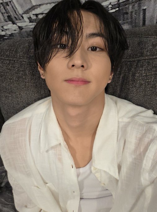 grilledheepple's tweet photo. A man who can do feminine and masculine in the same picture https://t.co/m0ihoLJe34
