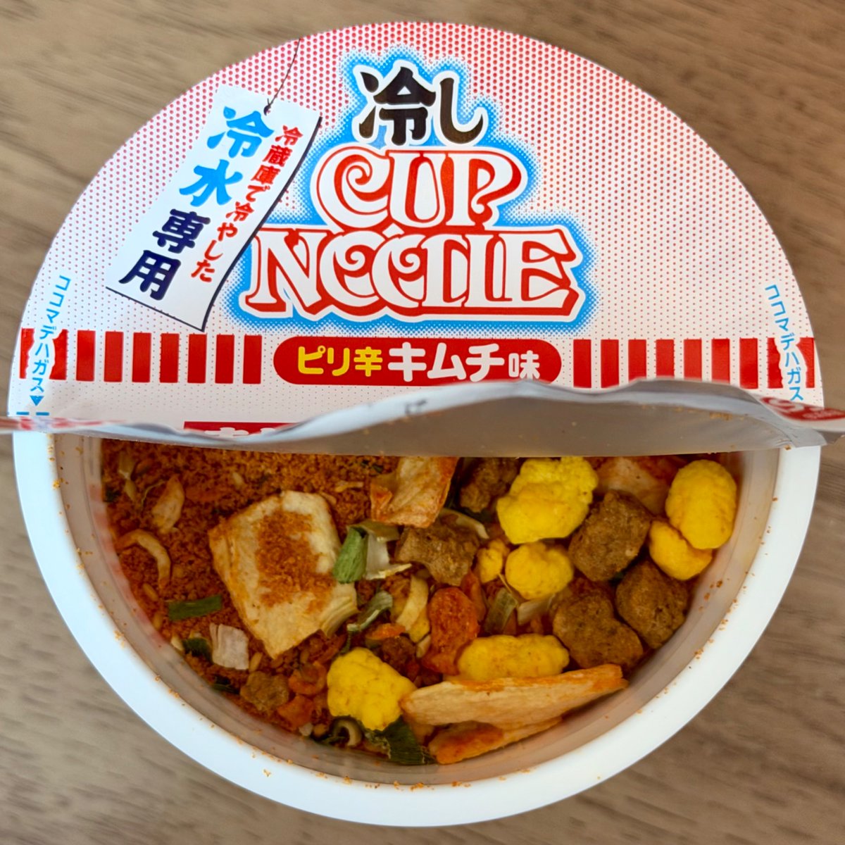 加薬はカップヌードルの定番の謎肉と謎玉子と謎葱に加えて、謎白菜で