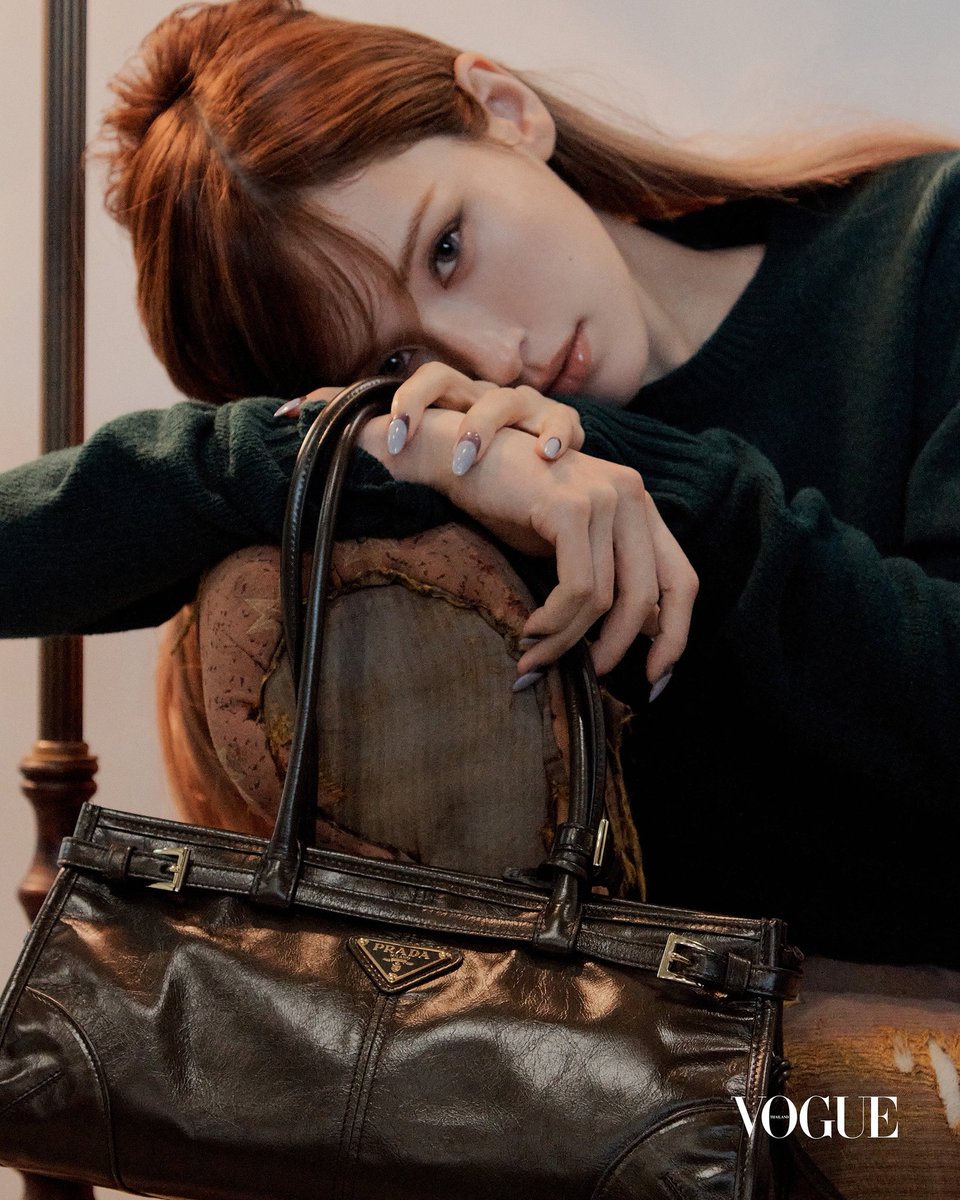 VogueThailand's tweet photo. #VogueTHAugust2026 Nice and Easy

เผยสไตล์ที่โดดเด่นไปพร้อมกับ Jeon Somi คัฟเวอร์เกิร์ลคนล่าสุดบนปกโว้กประเทศไทย ที่มาพร้อมกับสเวตเตอร์แขนยาวผ้านิตใยวูล กระเป๋าสะพายหนังตกแต่งโลโก้โลหะ รุ่น Bonnie จาก PRADA คอลเล็กชั่นฤดูใบไม้ร่วง/ฤดูหนาว ปี 2026 #VogueTHxJeonSomi  #PRADA #PRADAFW26 

ผู้อำนวยการด้านแฟชั่น: จงกล พลาฤทธิ์
ช่างภาพ: Sinae Kim
ผู้ช่วยช่างภาพ: Jaemin Kim, Yeoeun Kim, Hogwang Yoo
บรรณาธิการแฟชั่น: Kihoh Sohn
เซ็ตติ้ง: Juyeon Ko
ค่ายผู้ดูแลศิลปิน: The Black Label
ผู้จัดการศิลปิน: Yujun Son
วิชวลสตูดิโอ: Yerin Kim, Jiyoon Park, Julie Seo
มาร์เก็ตติ้ง: Jooyeon Ko
ข่างทำผม: Dongho Ryu
ช่างแต่งหน้า: Minseok Choi
สไตลิสต์: Yoonkyung Lee
ทำเล็บ: Nahyeon Kim
ช่างวิดีโอ: Sangkyun Noh 
โปรดักชั่น: A PRJECT
ผู้อำนวยการผลิต: Kelly Suh
ผู้ช่วยดำเนินงาน: Minhae Lee, Euijin Jang
ผู้ช่วยโปรดักชั่น: Mingon Yoo, Soonwon Hong