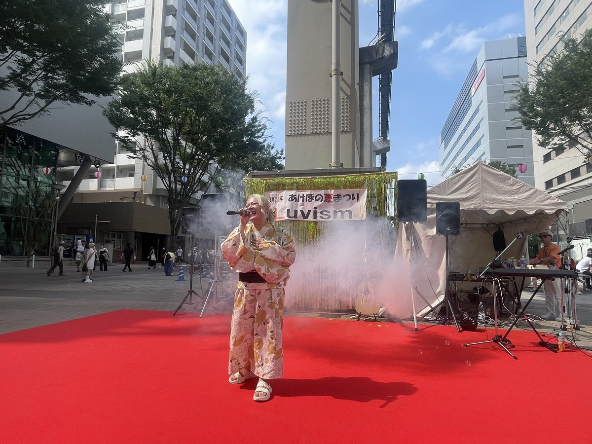 singer_luvism's tweet photo. あけぼの夏祭り今年も最高に楽しかったです！
全身筋肉痛になっております笑
来年も呼んで下さい😊

#立川  #あけぼの夏祭り  #あけぼの盆盆盆 https://t.co/iVR0FI20rH