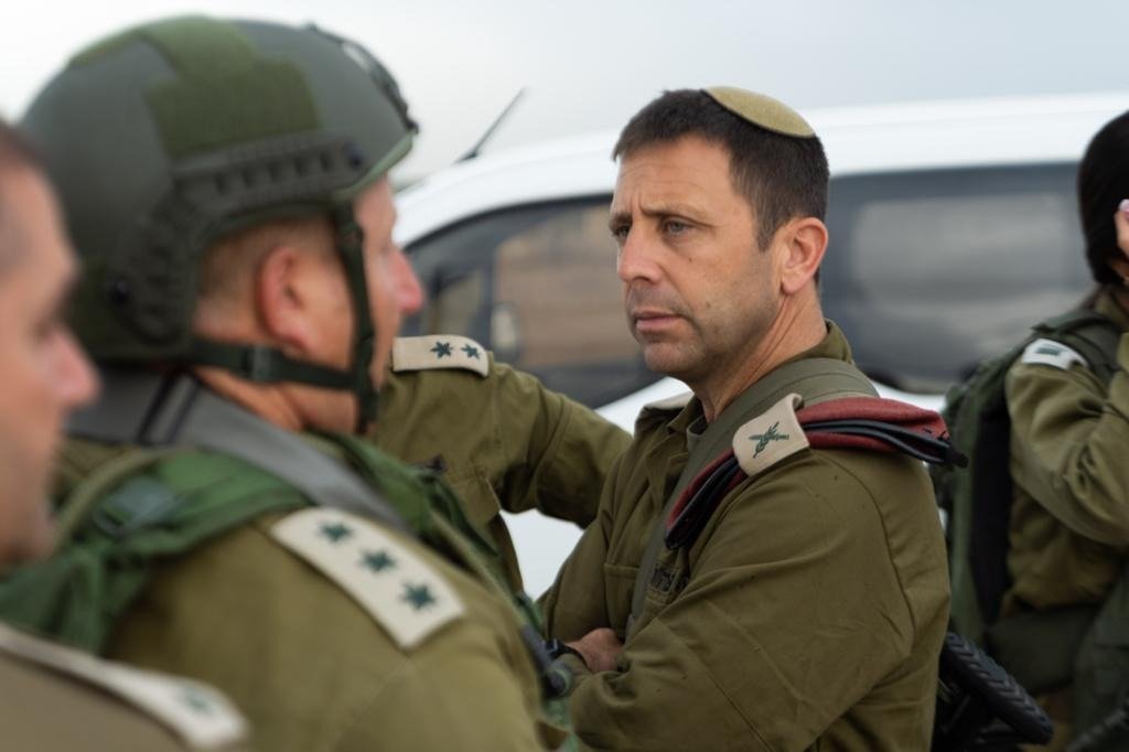 naftalibennett's tweet photo. הלילה עם ישראל כולו ראה בשידור חי איך אלוף בצה"ל מודח בטלויזיה (!) בגלל ששר הבטחון נכנע ללחץ של פאנליסט (!). 

בלוט הוא אחד מהאלופים הנועזים ביותר שידע צה"ל.
כשהייתי ראש ממשלה ובלוט היה המזכיר הצבאי שלי נחשפתי לקצין ישר, התקפי, שהקדיש את כל חייו לבטחון המדינה.

כאלוף פיקוד מרכז נלחם ביד ברזל במעוזי הטרור ביהודה ושומרון והוריד דרמטית את מספר הנרצחים בפיגועים. 

זה כל הסיפור של הממשלה הזאת.
בכל תולדות המדינה לא הייתה ממשלה שפגעה כל כך בצה"ל, חייליו ומפקדיו כמו ממשלת נתניהו-דרעי-סמוטריץ'.

זה מה שיזכרו ממנה:
ממשלה שמחבקת עריקים ומשתמטים ויורקת בפניהם של אלופים.

בקרוב עם ישראל יקום וישלח הביתה את כל מי שהרים ידו נגד חיילי צה"ל ומפקדיו.
נקים פה ממשלה ציונית וביחד נתקן את כל מה שהם הרסו.

אני מצדיע לאלוף אבי בלוט ולכל מפקדי צה"ל. תחזיקו חזק.
התגבורת בדרך.