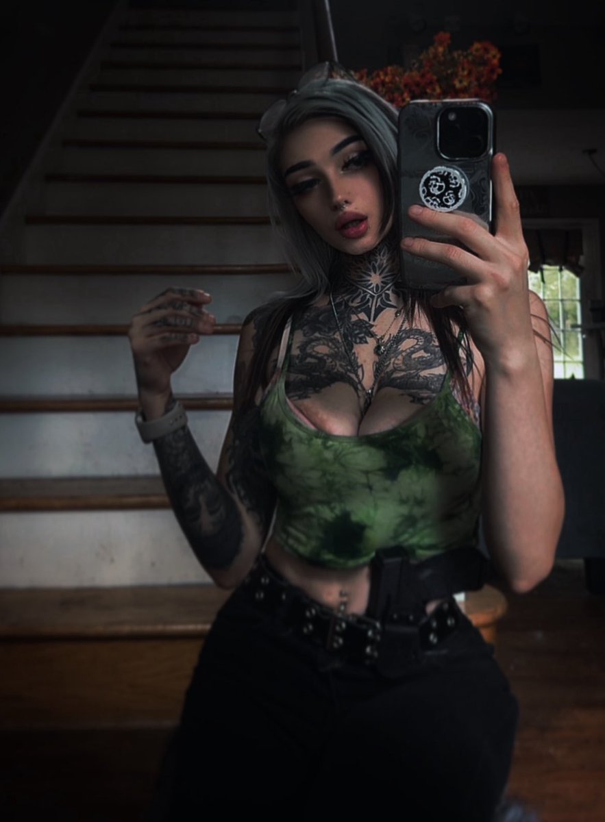 Linnea_Linzor's tweet photo. Talk To Me Nice❤️😁
#nsfwtwtًً #nsfw #goth #tattooqueen #milf #slut https://t.co/z1NOncRuSi