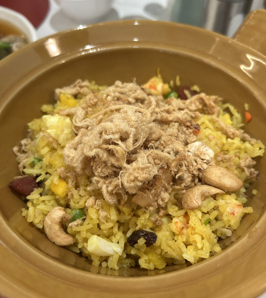 jrdear_s's tweet photo. ราดหน้าโรงแรมอลิซาเบธอร่อยสมคำร่ำลือ อร่อยแบบไม่ต้องปรุง หนวดหมึกทอดกินกับซอสวาซาบิมาโยอร่อยมาก เข้ากันสุดๆ ข้าวอบสัปปะรดรสชาติเหมือนข้าวหมกที่มีกลิ่นหวานของสัปปะรดอบอวลอยู่ในปาก ถ้ามีเวลาคือมาซ้ำแน่ๆ รอบนี้ไปกันแค่สองคน สั่งมาเท่านี้คืออิ่มจนถึงคอ รอบหน้าจะพาครอบครัวมาเยอะกว่านี้จะได้ทานหลายๆอย่าง มีอีกหลายเมนูที่เล็งไว้🤭
