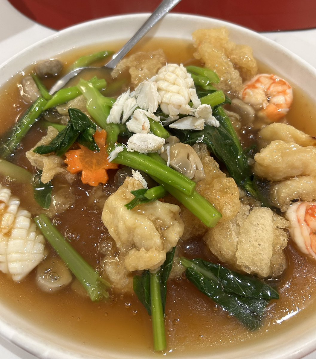 jrdear_s's tweet photo. ราดหน้าโรงแรมอลิซาเบธอร่อยสมคำร่ำลือ อร่อยแบบไม่ต้องปรุง หนวดหมึกทอดกินกับซอสวาซาบิมาโยอร่อยมาก เข้ากันสุดๆ ข้าวอบสัปปะรดรสชาติเหมือนข้าวหมกที่มีกลิ่นหวานของสัปปะรดอบอวลอยู่ในปาก ถ้ามีเวลาคือมาซ้ำแน่ๆ รอบนี้ไปกันแค่สองคน สั่งมาเท่านี้คืออิ่มจนถึงคอ รอบหน้าจะพาครอบครัวมาเยอะกว่านี้จะได้ทานหลายๆอย่าง มีอีกหลายเมนูที่เล็งไว้🤭