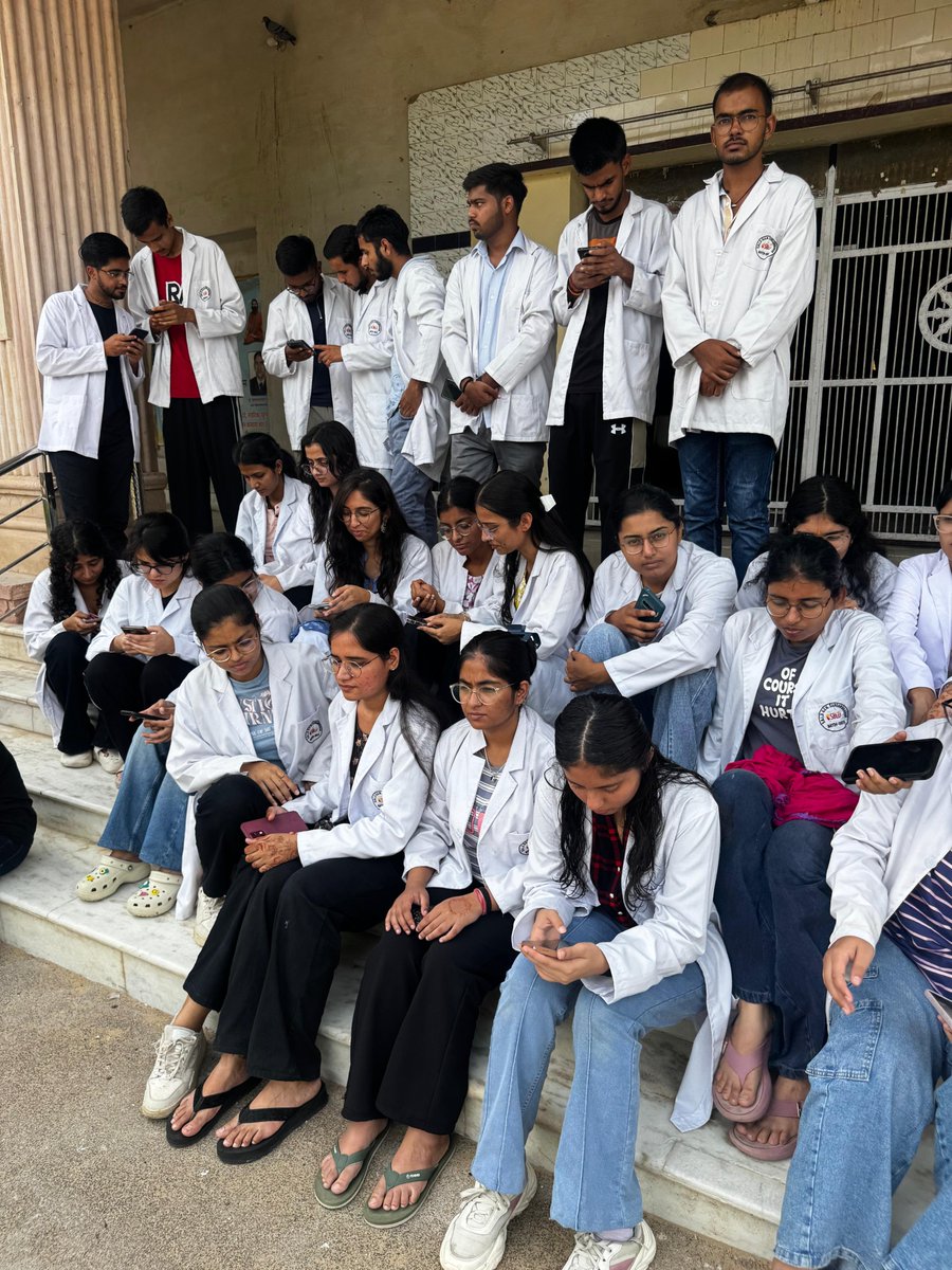 tarunsingh_1510's tweet photo. 926 पद खाली...फिर भर्ती क्यों टाली?
जब योग्य BAMS और MD/MS आयुर्वेद चिकित्सक उपलब्ध, तो नियमित भर्ती क्यों नहीं?
926 रिक्त पदों पर पुनर्नियुक्ति नहीं,नियमित भर्ती 
-आयुर्वेद सरकारी कॉलेजों से Deputation हटा कर RPSC से भर्ती कराओ
@DrPremBairwa @BhajanlalBjp #BAMS_926 
SBLD COLLEGE https://t.co/ZLu4QteieN