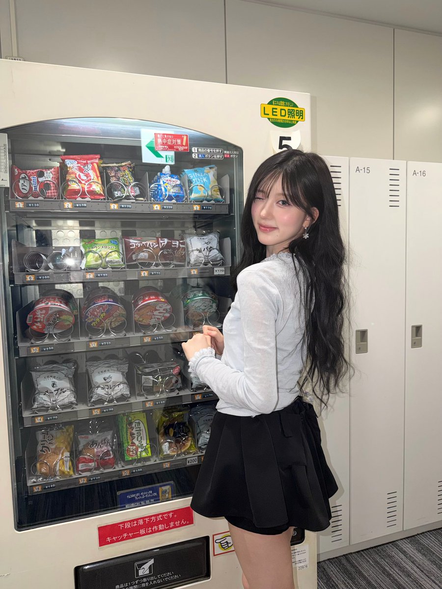 yutch39's tweet photo. 自販機と並んでここまで身長ある人がグループ写真になると一番小さくなるのがIVEちゃん七不思議 https://t.co/J0lHuEJGvg