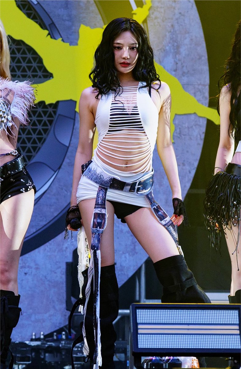 yizhuo1st's tweet photo. #NINGNING at Lollapalooza via getty images https://t.co/H9YEWrZ4VK