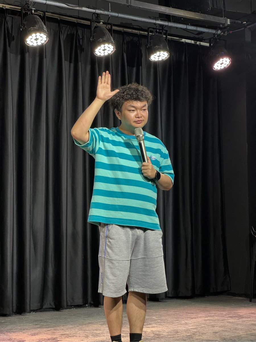 Danny43938's tweet photo. Just did a set at a tiny comedy club and forgot my own material—so I made up jokes about my neighbor’s overly clingy cat. 90% of the crowd laughed, 10% said it was “better than my actual set.” Win-win， https://t.co/iQYeVoeNnH