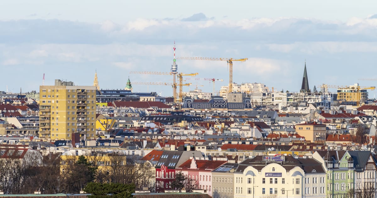 exxpressat's tweet photo. Ein kompletter Neubau in Wien-Favoriten mit 110 Wohnungen wird ausschließlich von Flüchtlingen bewohnt – finanziert mit 2,4 Millionen Euro Steuergeld. Nur 15... https://t.co/WZ34j1bijC https://t.co/QlYWF7FDWv
