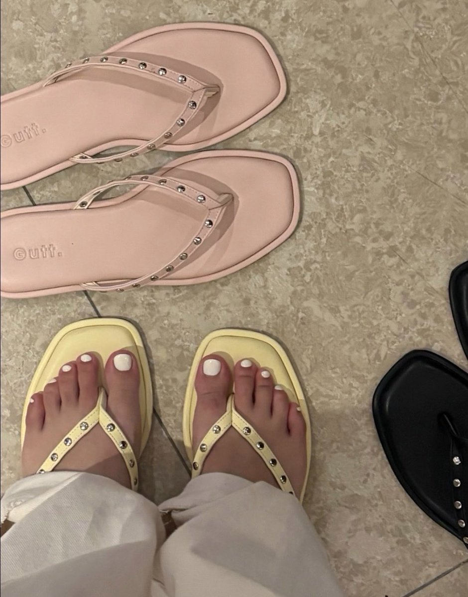 sonhosaurus's tweet photo. เชียร์รองเท้าคู่นี้ให้คั้บบ มีดีเทลหมุดๆ เป็นแตะที่ใส่ไปข้างนอกก็ได้ อยู่บ้านก็ได้ ใส่แล้วเท้าสวยม้ากก ขับผิวสุดๆ โดยเฉพาะสี butter🤏🏻 👚🌟 https://t.co/MpeFOhAbMN