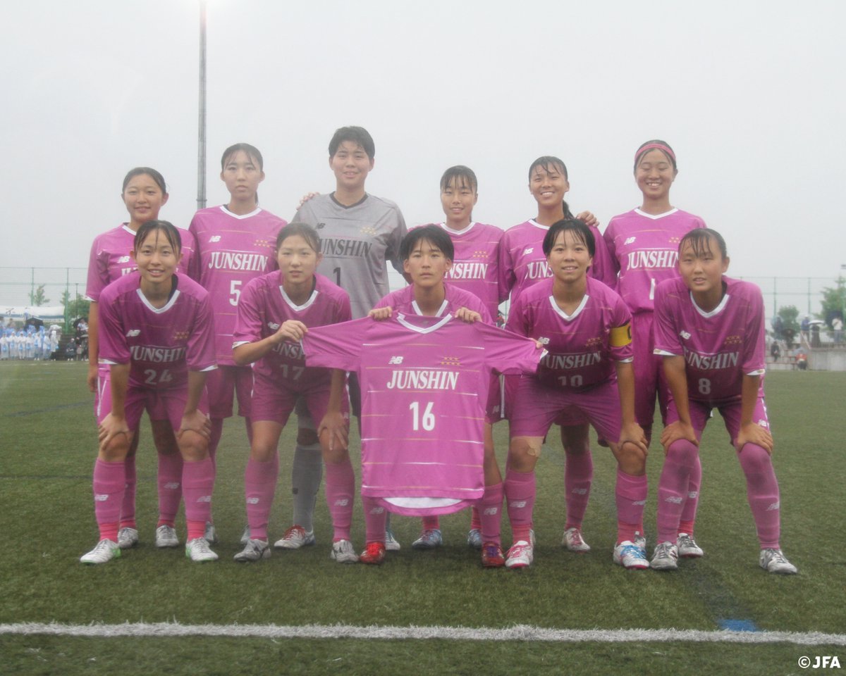 jfa_nadeshiko's tweet photo. \\藤枝順心、2大会ぶり4度目の優勝🏆//

令和8年度全国高等学校総合体育大会 女子サッカー競技大会が7.27(月)からの5日間、北海道旭川市で開催されました。

大雨の中でのナイトゲームとなった決勝では、藤枝順心(静岡)が十文字(東京都)を3-0で下し優勝。
令和6年度大会以来、2大会ぶりの全国制覇を果たしました。

⚔️決勝
🗓7.31(金) ⌚18:00
🏟リアルター夢りんご東光スポーツ公園球技場A(北海道)

十文字 0-3 (前半0-2、後半0-1) 藤枝順心

⚽得点
9分 花澤麻里衣(藤枝順心)
13分 酒井美祐(藤枝順心)
54分 西梨恋(藤枝順心)

【表彰】
🥇優勝：藤枝順心(東海①/静岡県)
🥈準優勝：十文字(関東①/東京都)
🥉第3位：神村学園(九州②/鹿児島県)，柳ヶ浦(九州①/大分県)
🎖フェアプレー賞：十文字(関東①/東京都)
👥優秀選手(17名)
・GK 山中実栞(藤枝順心)、濱田桃奈(神村学園)
・DF 根鈴花李(十文字)、内野紗来(藤枝順心)、伊藤白羽(柳ヶ浦)、大下紗也奈(柳ヶ浦)
・MF 佐々木由貴(神村学園)、山野蒼空(神村学園)、坂元めい(神村学園)、角野心花(十文字)、三浦姫依(高知)、岸本成美(日本航空)、髙田理乃(藤枝順心)
・FW 野尻睦(十文字)、芳垣優奈(暁星国際)、野本心菜(藤枝順心)、上本恭子(柳ヶ浦)

監督コメント💬
🗣️中村翔(藤枝順心)
「昨年度、初めてインターハイに出場できなかった悔しさをバネに1年間努力して返り咲くことができて良かったです。
大会期間中、ベンチ入りメンバーも変わる中、試合のプランを理解し、粘り強く戦うことができたことに選手達の成長を感じました。
決勝戦では、1年間で磨きをかけてきたプレッシングから前半に2得点することができ、優勝に繋げることができて良かったです」

選手コメント💬
🗣️髙田理乃(藤枝順心/キャプテン)
「ハイプレスから早い段階で得点が奪えるように試合に入りました。
うまくいかない時間もありましたが、ピッチ内の声やベンチの声を聞いて修正しながらチームとして試合を進められたと思っています。
ここまでこれたことは昨年の悔しい経験があったからです。今は素直に嬉しい気持ちですが、まだインターハイを制覇しただけなので、順心のスローガンである『完全制覇』を成し遂げるために、選手権大会でも優勝できるようチーム一丸となって頑張っていきたいです」

🗣️武田真歩(藤枝順心/キャプテン)
「ハイプレスで相手の良さを消しながら試合を進めていくことができて良かったです。
半年間主将としてやってきたことが今日、優勝というかたちになって実感はわかなかったですが、嬉しい気持ちでいっぱいです。
優勝は、昨年の苦しい状況からも日本一を目指して頑張ってきた成果として得られたけれど、次の選手権に向けてもっとレベルアップした順心で戦えるように準備していきたいと思います」

大会情報はこちら⏬
https://t.co/DKpcwlKopr

#jfa #高校サッカー