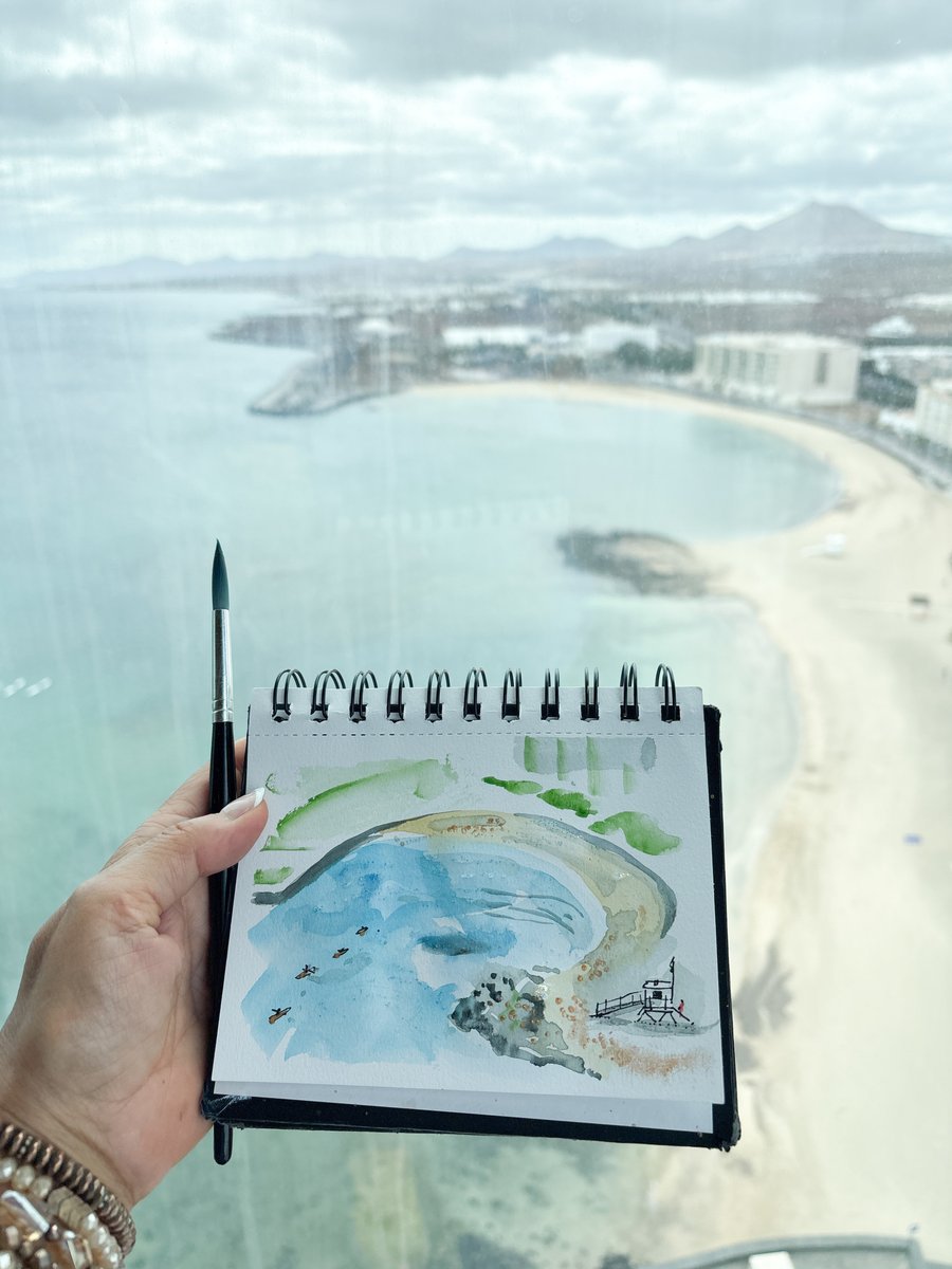 VicPictoria's tweet photo. Lanzarote has one high-rise building. Just one.
Legendary artist César Manrique fought to keep it that way — and thanks to him, this view from the Arecife Gran Hotel belongs to everyone who makes it up here. So I did what any artist would do... I drew the view. 🎨
#speedsketch https://t.co/vNlMcJSwwv