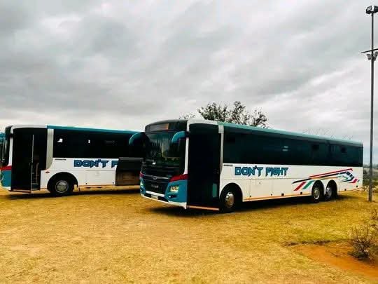 BuhleBakaNgwane's tweet photo. ASINGALWI
#DontFight #busspotters #eswatini #AyiSukaMani #silwane https://t.co/Y38zC3850n