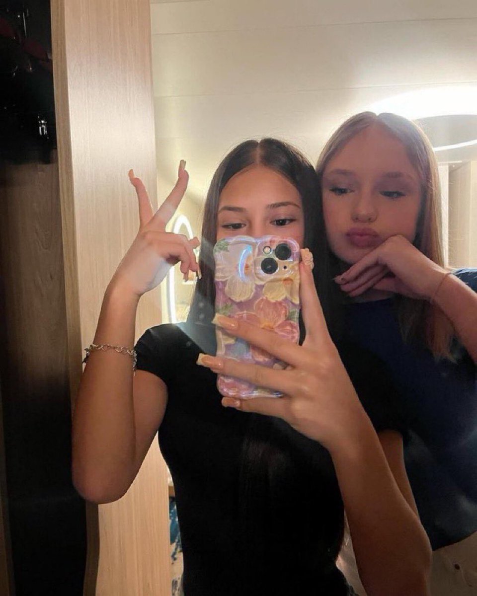 itsashleybrownn's tweet photo. Can we dm yoouu ? 

We’re soo bored rnn!🤫💕 https://t.co/mXJR96h84k