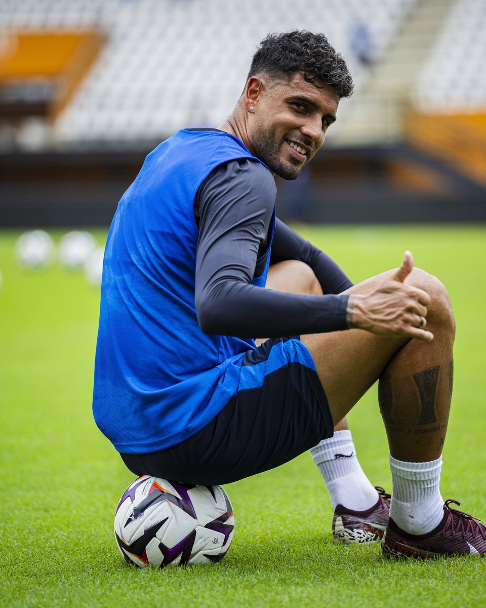 OM_Officiel's tweet photo. 𝐇𝐚𝐩𝐩𝐲 𝐛𝐢𝐫𝐭𝐡𝐝𝐚𝐲 Emerson Palmieri 🥳   Notre défenseur fête aujourd'hui ses 3️⃣2️⃣ ans 🎂 https://t.co/PJD2CVCXbF