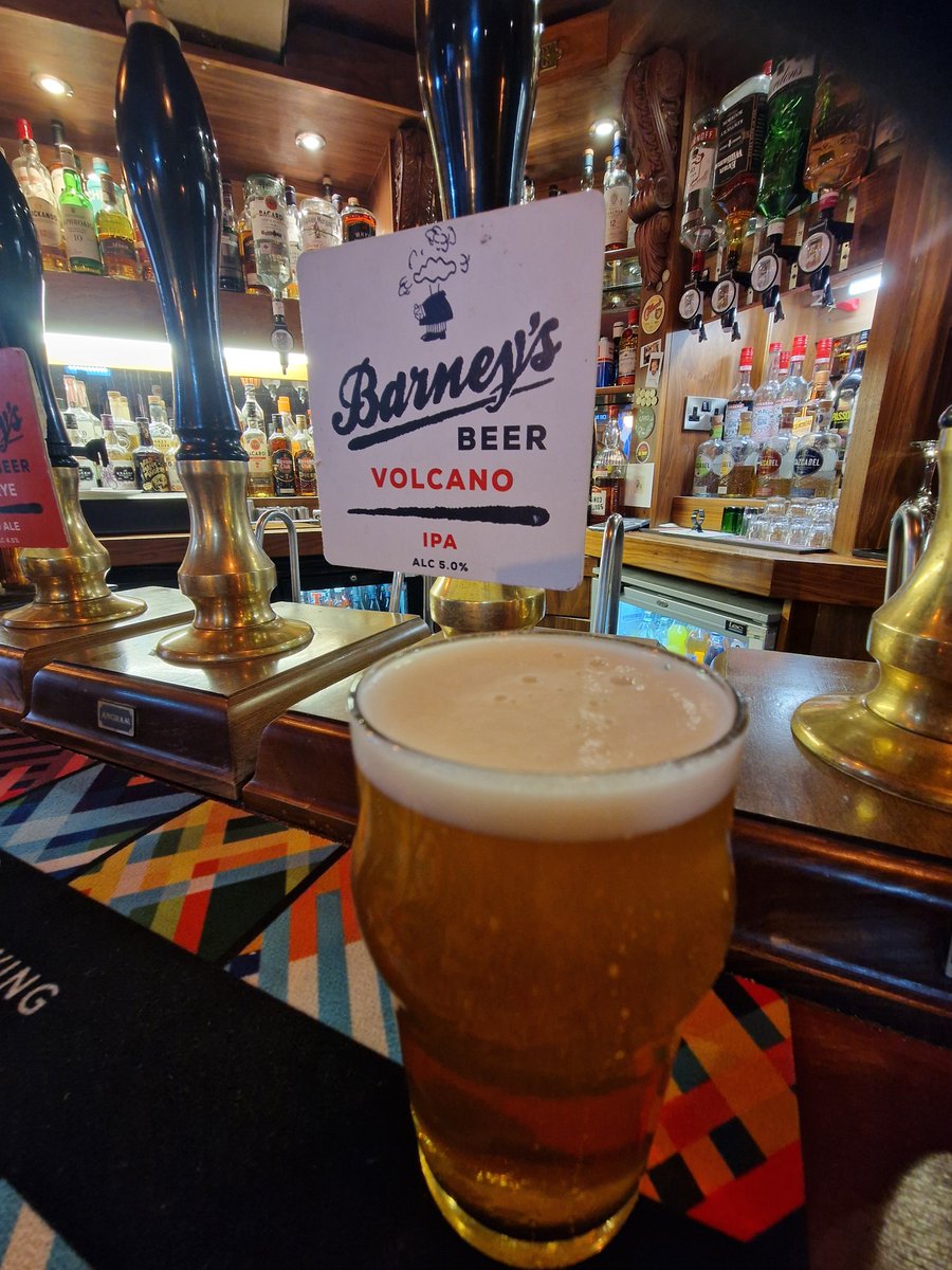 danielrbates82's tweet photo. 📍The Halfway House Edinburgh Old Town
Drink: Volcano IPA by Barney's Beer.
Pub number 1282 visited since 16th August 2021.
My pub review: https://t.co/wDmWQfiPqX
#pub #bars #beer #beers #ale #beerlover #beerlovers #craftbeer https://t.co/FUNgCuFu52
