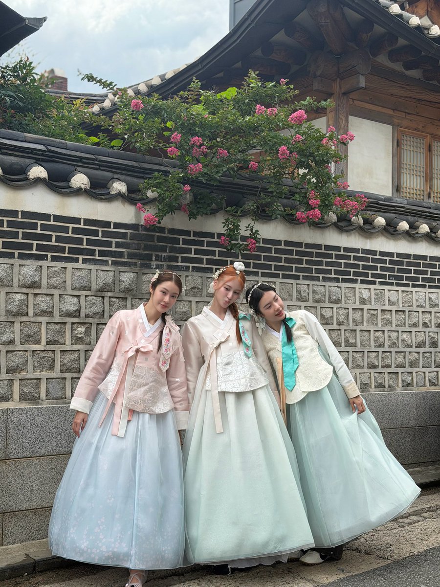 storywtipnaree's tweet photo. "me and my another version" they're literally sibling coded 😭 https://t.co/Wg0rxy07Vh