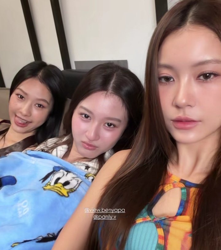 storywtipnaree's tweet photo. "me and my another version" they're literally sibling coded 😭 https://t.co/Wg0rxy07Vh