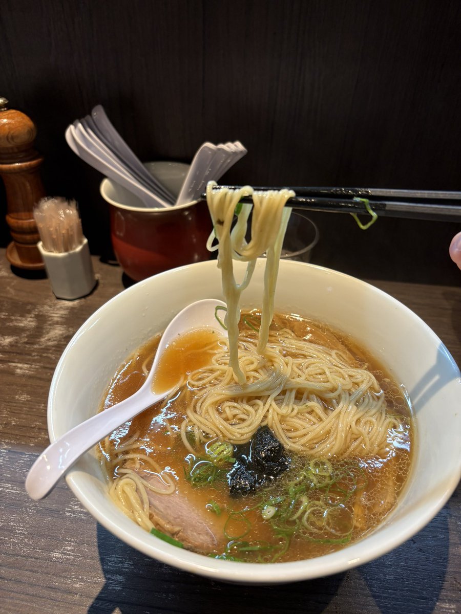 SudoYohei's tweet photo. 戸塚
支那そばや戸塚本店
醤油梅山豚チャーシュー麺
大盛り

平日11:50行列に接続
並び25分で入店

多加水細ストレート麺はツルツルもちもちで喉越し良く好きなタイプの麺
梅山豚チャーシューは歯応えしっかり

美味しいラーメンでした https://t.co/E3xXDjanAJ