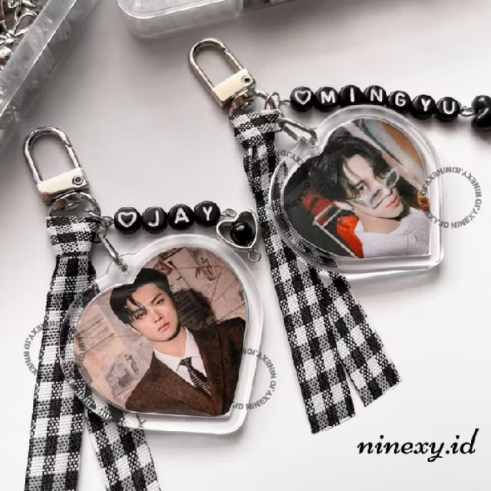 ghcallista's tweet photo. baru tau ada keychain/phone strap selucu ini?????? 😭
gemesnya tuh bisa custom, bisa aja ku pasang semua bias-bias aku sampai jadi tas barongsai 😭🥴❤️ https://t.co/mQakGcfN5O