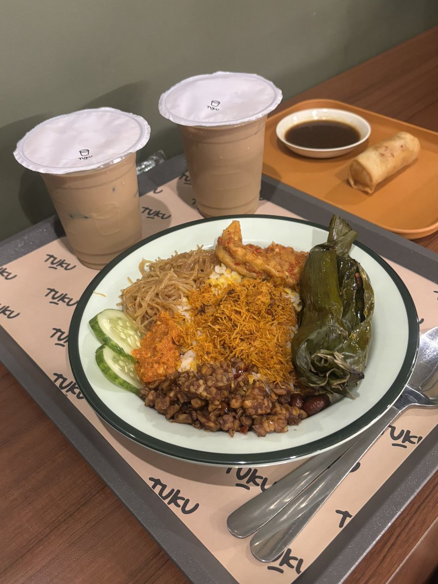 ciaafe's tweet photo. kemarin ke kopi tuku dapet lumpia basi

trus aku kasih tau ke pegawainya, 
“kak sorry lumpianya basi, coba di bantu cium aja”
takutnya kejual ke customer lain dan tidak berharap apa apa karna pure kasih tau aja

tapi ternyata tbtb di gantiin lumpia 2 dan tahu bakso 2 
padahal aku cuma beli 1 tapi compliments nya sebanyak itu😩 love youu kopi tukuuu