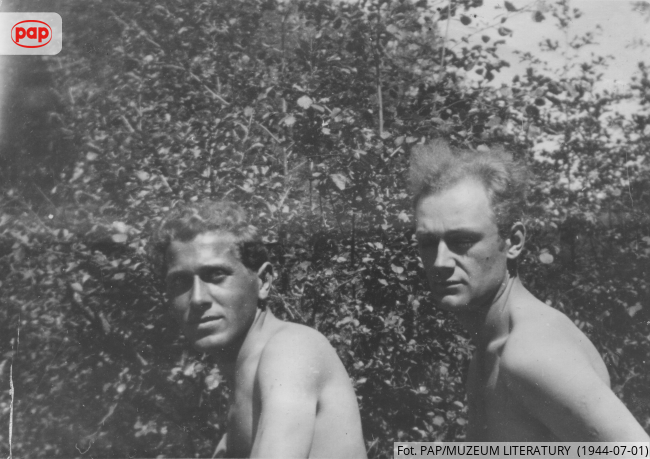 paparchfoto's tweet photo. Poeci Tadeusz Gajcy (L) i Zdzisław Stroiński nad rzeką Świder niedaleko Warszawy, w lipcu 1944 r. Obaj przyjaciele zginą w tym samym dniu i miejscu podczas Powstania Warszawskiego. https://t.co/W7NeQgSThL
