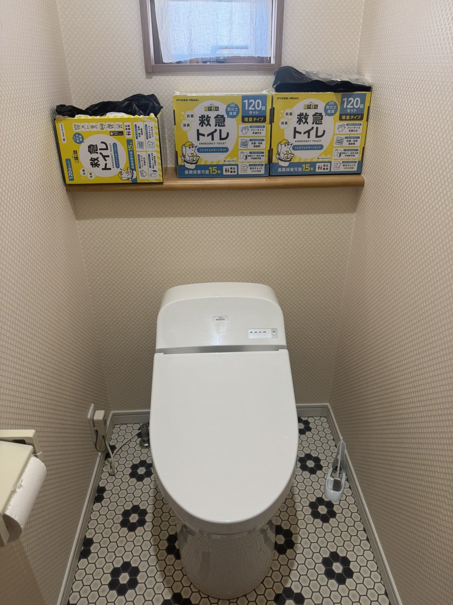 ojitorachannel's tweet photo. 家に備蓄してた物で1番助かったのはこれだった。

これがあったからトイレの水もいらないし匂いもない！

10年前に学んだことが役だった。

#救急トイレ https://t.co/ZVkC1w5Ibz