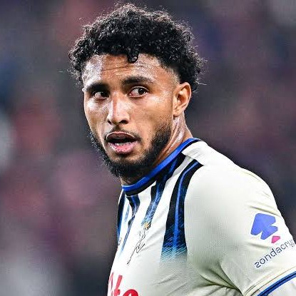 TouchlineX's tweet photo. 🚨 𝗝𝗨𝗦𝗧 𝗜𝗡: Manchester United are being criticized for walking away from a deal to sign Ederson.

· Former Premier League midfielder Don Hutchison believes United made a major mistake by abandoning their move for Atalanta's Ederson after medical concerns, calling the Brazilian an "outstanding" player who improves those around him.

· Instead of completing the £35 million deal, United signed Youri Tielemans and Andrey Santos, while Ederson committed his future to Atalanta by signing a new long-term contract.