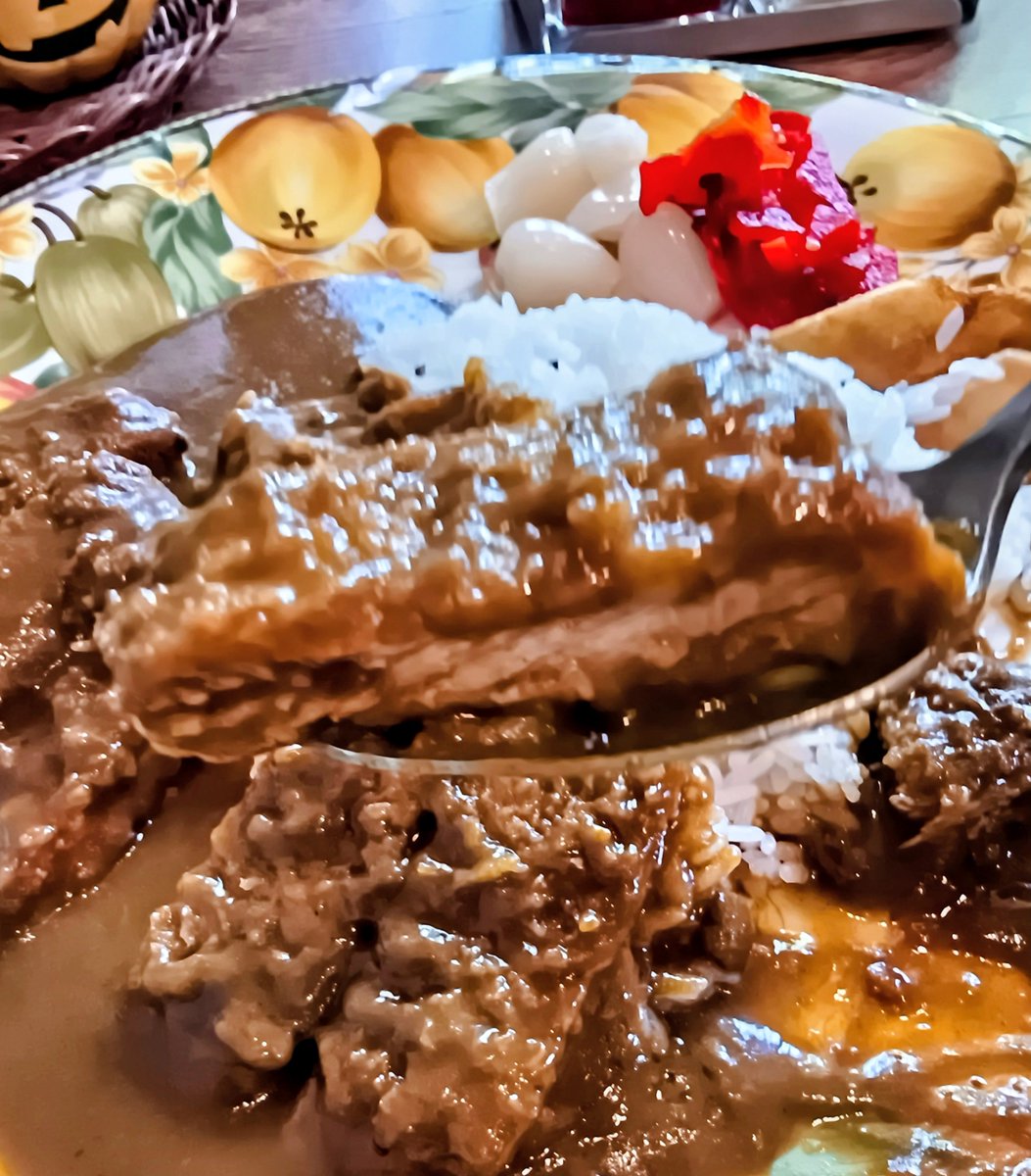 _7788788's tweet photo. スパイシーＩＴＯ
#カツカレー
辛さ番付けカレーの草分けカレーハウスジブの後継ショップのひとつ😋 意外とお値打ち価格でサラダも付いて来ます😍 6段階の4辛は後を引くけど甘味と旨味がヤミツキになる昔懐かしい濃厚テイストです🤤 具材の選択肢も色々あるので次回は5辛でいきます😄 https://t.co/XOEMqzwV2G