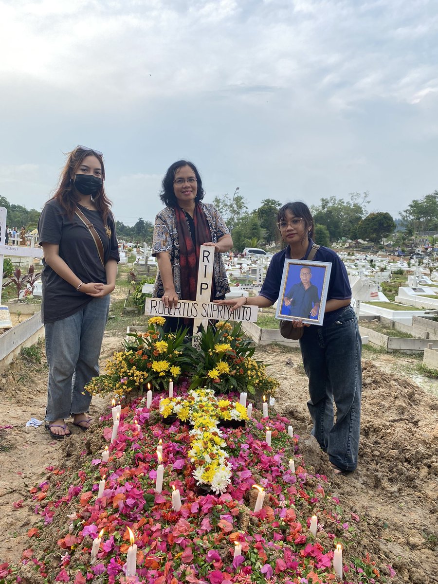 lilokarinn's tweet photo. aku salut sama cinta dan kasihnya mereka berdua, mama ngebuktiin lewat janji pernikahan untuk setia sampai papa dipanggil Tuhan. i love you papa and mama, terimakasih sudah mengajarkan tentang membentuk keluarga kecil bahagia versi kalian 🤍 https://t.co/3vh0L9TRlb