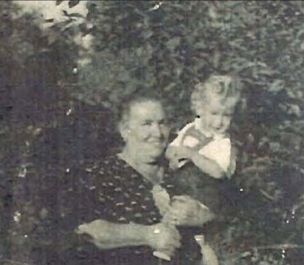 Church22669Kyle's tweet photo. 1 August 1927 | Czech Jewish woman Magda Rosenberg was born.
In 1944 she was deported to #Auschwitz. She did not survive.
Another friendly launching face of a too young girl. She was the daughter of Serena Zali, 11/01/1887 & Lajos Eliezer, 21/07/1885. She had at least 1 brother, Yitzkhak, who did the testimonies on Yad Vashem.
The parents pictures are with grandchild.
Maybe Yitzkhak's?
Not sure about Her Day and Month She Was Born.
One Has It Aug 1 ,1927 And Another Source Has It As Jul 22 1926 
https://t.co/pHIKFq4Weh