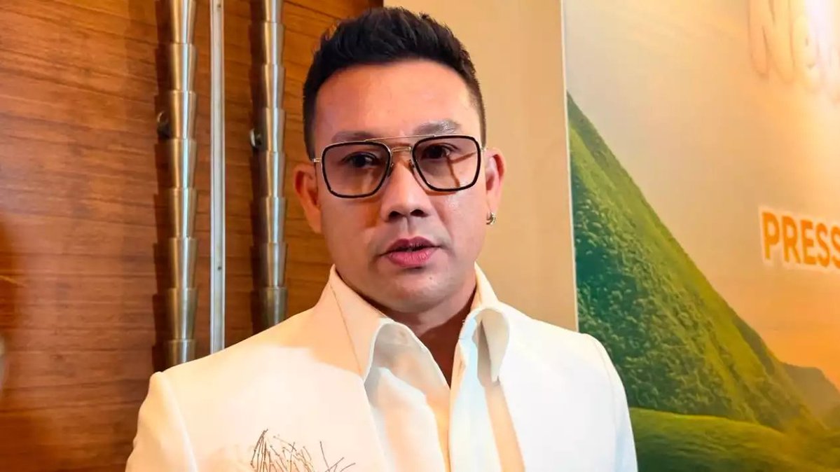 LambeSahamjja's tweet photo. alasan denny sumargo undang sarwendah ke podcast:
- denny sumargo dihujat netizen soal podcastnya bareng sarwendah
- dianggap lebih berpihak ke sarwendah
- sarwendah duluan hubungin denny
- mau pake hak jawab klarifikasi soal konfliknya sama ruben
- denny awalnya nolak, saranin tenangin diri dulu dan selesain internal
- sarwendah hubungin lagi minta ruang buat sampein versinya, denny akhirnya setuju
- denny tegasin ga berpihak, dia juga udah undang ruben onsu dan kuasa hukumnya