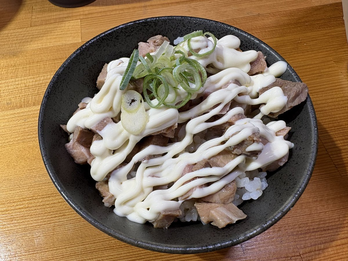 kanarukure's tweet photo. 様々なラーメン屋で冷やし系のメニューが登場している。
いくつかの店舗で食べたが、その中でも抜群に美味しかったのが、冷やし海老そばだ。これは必食‼️
マヨチャ丼も美味しい。
麺屋じすりの近くの珈琲屋さん。豆から挽いてくれるので美味しい。
#麺屋じすり
#GOODCOFFEE https://t.co/qPyPBuPiYa