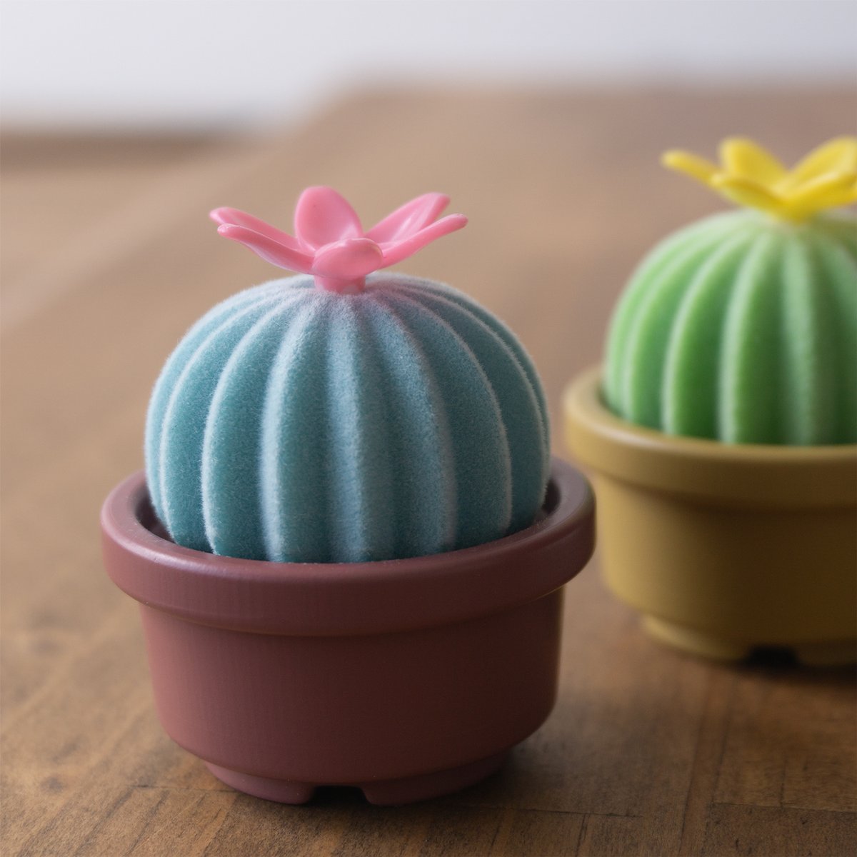 nineD_info's tweet photo. 🆕ふわふわのサボテン型クリッカー販売開始しました🌵

２色からお選びいただけ、パッケージつきオプションはプレゼントにもぴったりです🎁

minne▼
https://t.co/sLRjgXKRWT
Creema▼
https://t.co/5w7Z5XFkYF https://t.co/rt8Lq1szHk