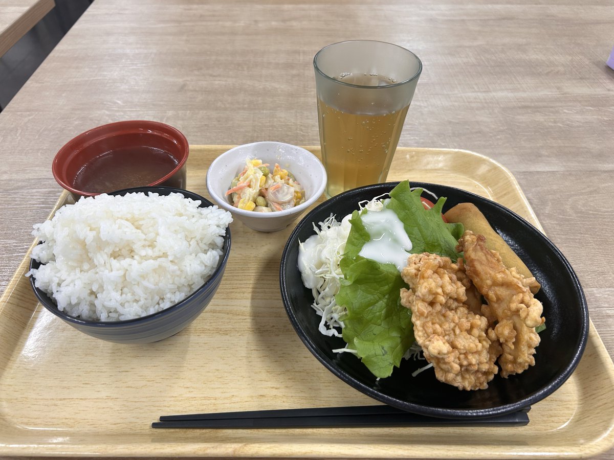 askk_shisaku's tweet photo. 呼ばれて飛び出てじゃジャジャジャーン🍚
不定期、食堂ご飯シリーズです🍚🍚🍚
毎日毎日美味しいご飯をありがとうございます😊 https://t.co/h78KgTBAbQ