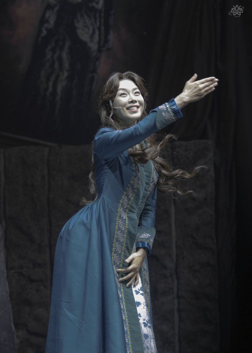 ari_picpic's tweet photo. 260729 뮤지컬 드라큘라 커튼콜 
조정은 배우님 

끌리네 안개속으로 https://t.co/VnDKU8v33u
