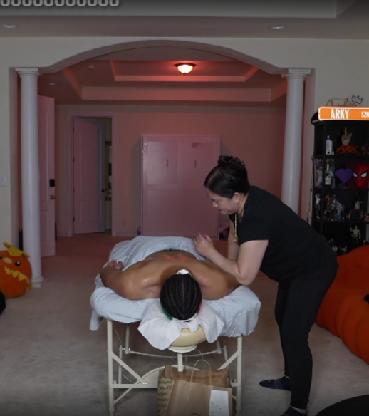2Teddx's tweet photo. I need a massage but this guy eating while getting one is the funniest thing I seen today idk why https://t.co/fRh4fNuB7Z