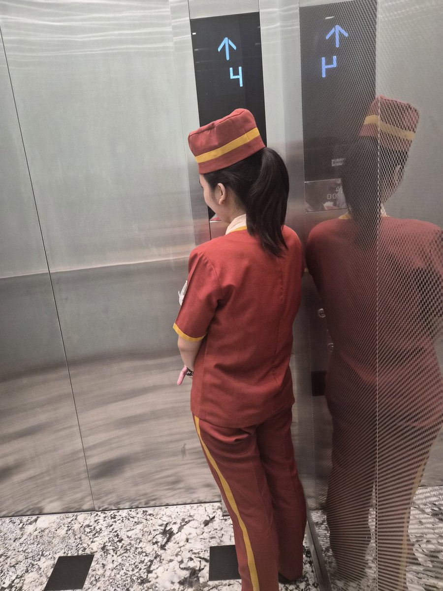 Halamansobek12's tweet photo. Mall di Jkt ada yg pake mba2 pencetin lift ga? Ini di Sby mall GM 1, 2, 3 semua pake. Dijamin yg pake stroller diduluin dan antrian lift jg teratur bgt. Setauku di Sby juga cuman ada di GM ini yah? (Ini fotonya udah minta ijin sama mba2nya ya 🙂)

cc misstriw https://t.co/IwOO3QHSMI