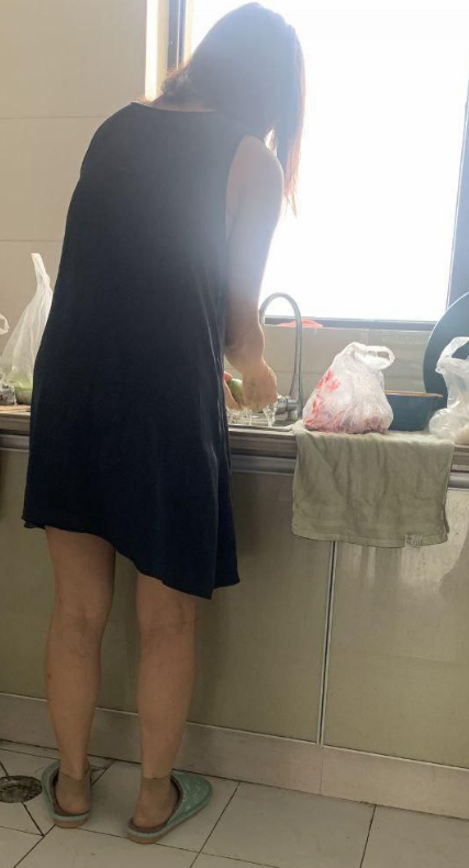 jsrtbbb's tweet photo. 做饭的时候妈妈穿的好随意 好性感啊 感觉妈妈的��材一点也不输年轻女生啊 #妈妈 https://t.co/BrLgdBX5L9