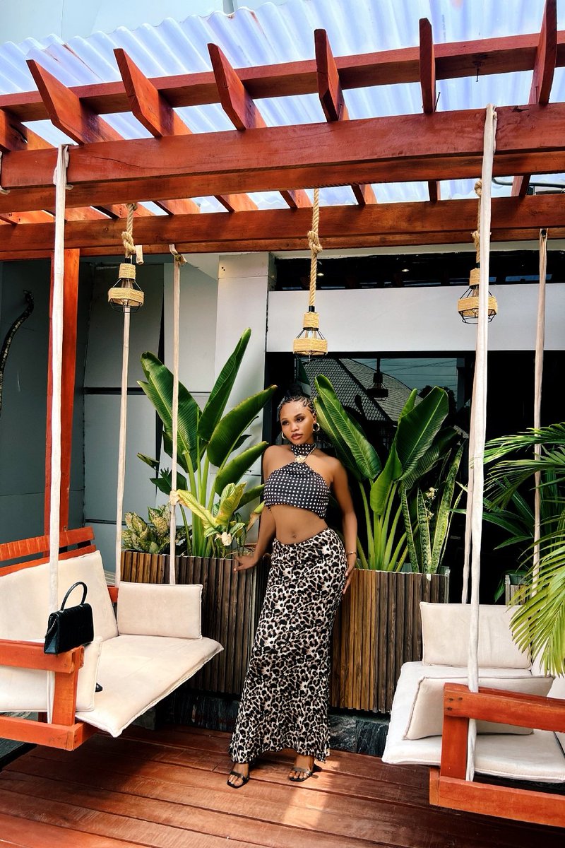 Flora_omoko's tweet photo. Growing up in Sapele, Delta State, I was just a young girl with very big dreams. Life in Sapele taught me resilience, hustle, and the power of believing in yourself even when nobody else sees the vision yet.
From a very early age, I fell in love with beauty and art. I would spend hours playing with colors, fascinated by how makeup could elevate a person’s confidence and bring out their inner shine.