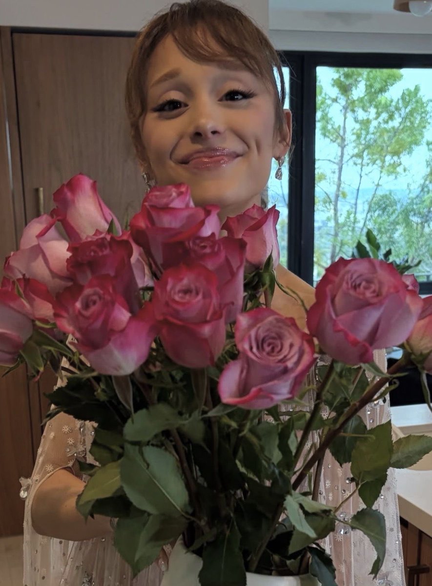buterasfiles's tweet photo. she doesn’t deserve any of this, #weloveyouariana ♡ https://t.co/1KVBmvT3kA