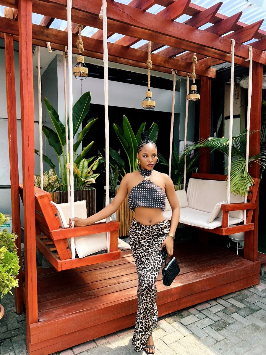 Flora_omoko's tweet photo. Growing up in Sapele, Delta State, I was just a young girl with very big dreams. Life in Sapele taught me resilience, hustle, and the power of believing in yourself even when nobody else sees the vision yet.
From a very early age, I fell in love with beauty and art. I would spend hours playing with colors, fascinated by how makeup could elevate a person’s confidence and bring out their inner shine.