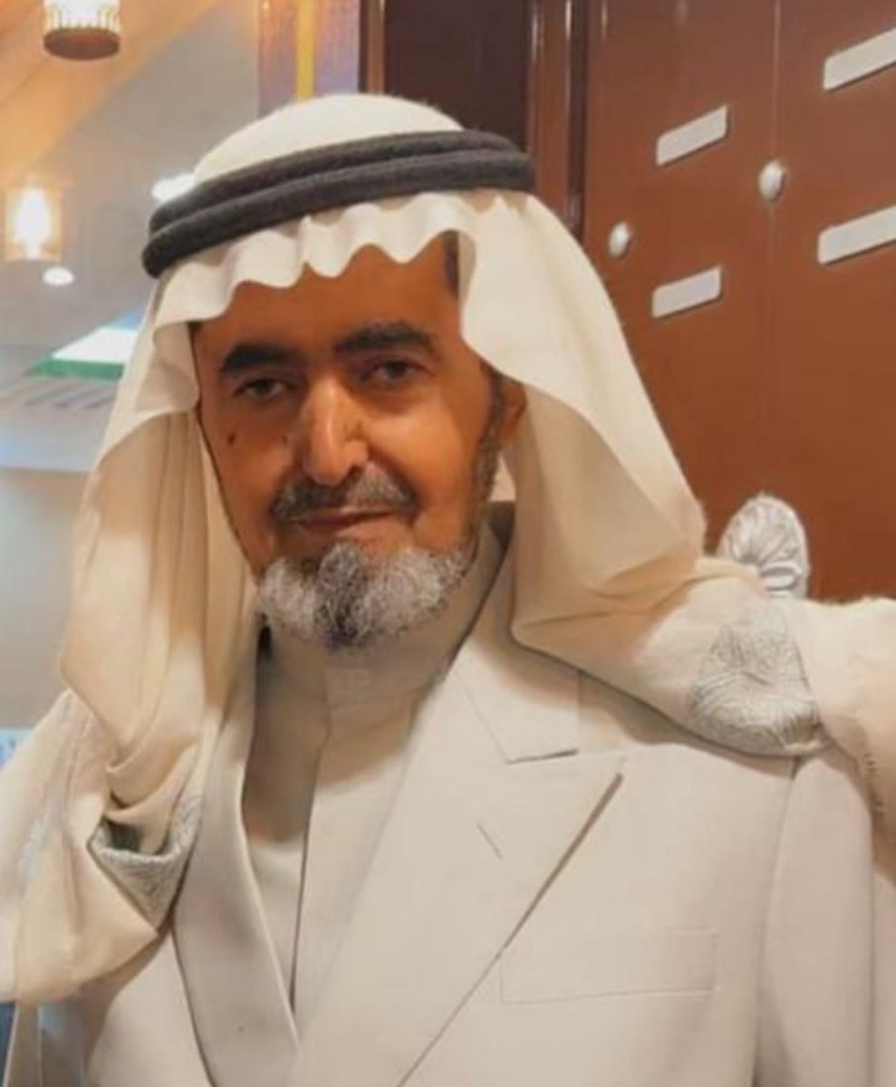 abdulalmosa615's tweet photo. قال الشاعر المبدع عبدالله الشريف:

فيما مضى نصف الجماعة لي أعمام
واليوم قدني عمُّ نصف الجماعة

بيتٌ من الشعر يلخص رحلة العمر كلها.

لم نشعر أن السنوات تمضي بهذه السرعة، حتى وجدنا أنفسنا في المكان الذي كان يشغله آباؤنا وأعمامنا. بالأمس كنا نستظل بآرائهم، ونطمئن إلى وجودهم، ونؤجل إليهم القرار، واليوم أصبحت الأنظار تتجه إلينا، وكأن الزمن سلّمنا الأمانة في صمت.

رحل من رحل، وغابت وجوهٌ كانت تجمع القلوب، وتطفئ الخلاف، وتمنح الأسرة هيبتها ودفئها. وبقيت الذكريات، وبقيت المسؤولية.

أن تكون كبير العائلة ليس لقبًا، بل أمانة؛ أن تحتوي القلوب، وتصلح ذات البين، وتجبر الخواطر، وتحفظ صلة الرحم، وأن تخفي تعبك حتى لا يضعف من حولك. إنها منزلة لا يعرف ثقلها إلا من بلغها.

رحم الله من كانوا أعمدة بيوتنا، ومصابيح مجالسنا، وسندنا في الملمات. ونسأل الله أن يعيننا على حمل الأمانة، وأن يجعلنا خير خلفٍ لخير سلف، وأن يديم بين الإخوة والأرحام المودة والوفاق، حتى نسلّم الراية لمن بعدنا كما تسلمناها ممن قبلنا.

فالرجال يرحلون، لكن القيم التي غرسوها هي الإرث الذي يبقى، ومن أوفى لهم أن نحفظه ونورثه للأجيال.