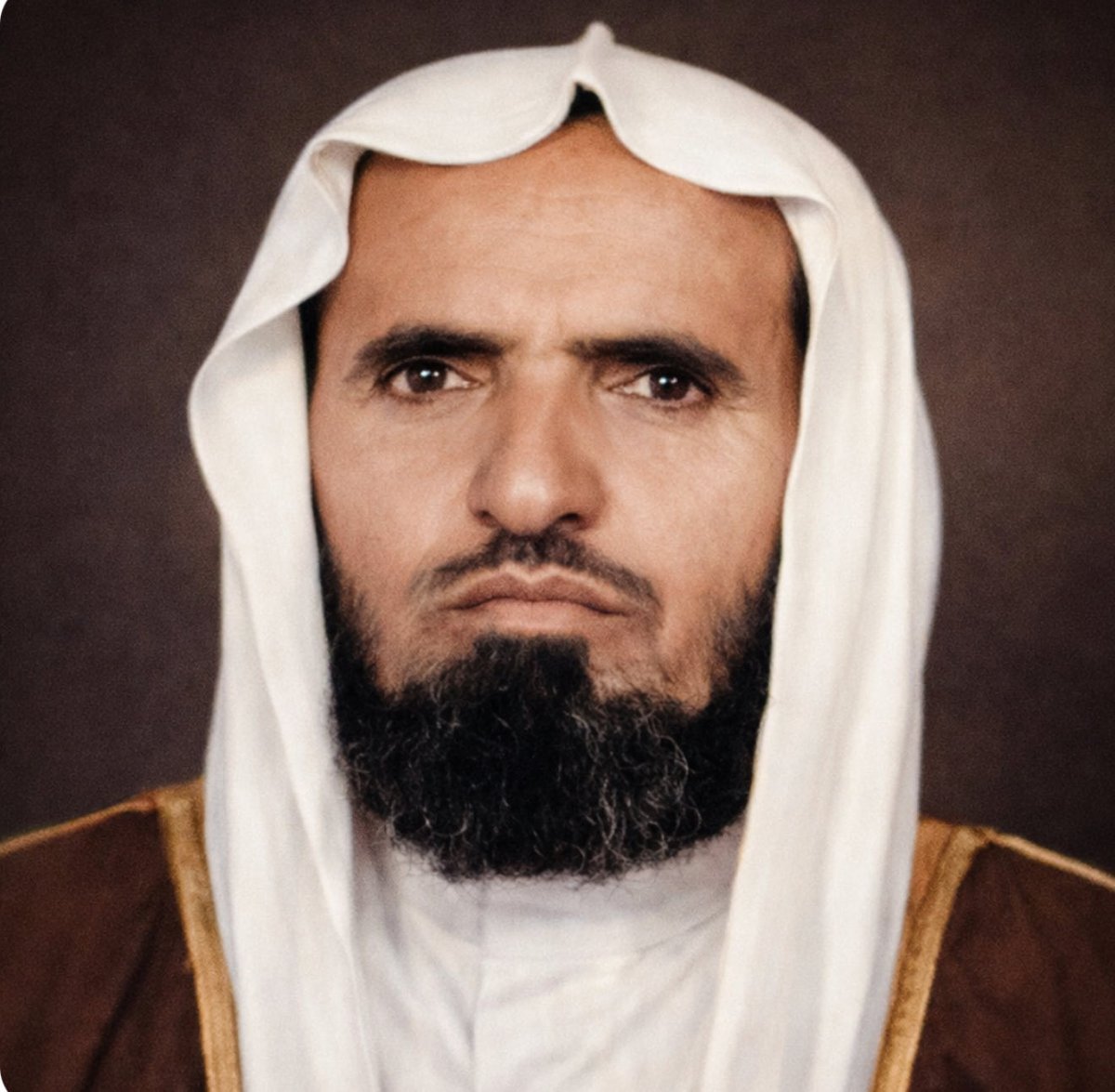 abdulalmosa615's tweet photo. قال الشاعر المبدع عبدالله الشريف:

فيما مضى نصف الجماعة لي أعمام
واليوم قدني عمُّ نصف الجماعة

بيتٌ من الشعر يلخص رحلة العمر كلها.

لم نشعر أن السنوات تمضي بهذه السرعة، حتى وجدنا أنفسنا في المكان الذي كان يشغله آباؤنا وأعمامنا. بالأمس كنا نستظل بآرائهم، ونطمئن إلى وجودهم، ونؤجل إليهم القرار، واليوم أصبحت الأنظار تتجه إلينا، وكأن الزمن سلّمنا الأمانة في صمت.

رحل من رحل، وغابت وجوهٌ كانت تجمع القلوب، وتطفئ الخلاف، وتمنح الأسرة هيبتها ودفئها. وبقيت الذكريات، وبقيت المسؤولية.

أن تكون كبير العائلة ليس لقبًا، بل أمانة؛ أن تحتوي القلوب، وتصلح ذات البين، وتجبر الخواطر، وتحفظ صلة الرحم، وأن تخفي تعبك حتى لا يضعف من حولك. إنها منزلة لا يعرف ثقلها إلا من بلغها.

رحم الله من كانوا أعمدة بيوتنا، ومصابيح مجالسنا، وسندنا في الملمات. ونسأل الله أن يعيننا على حمل الأمانة، وأن يجعلنا خير خلفٍ لخير سلف، وأن يديم بين الإخوة والأرحام المودة والوفاق، حتى نسلّم الراية لمن بعدنا كما تسلمناها ممن قبلنا.

فالرجال يرحلون، لكن القيم التي غرسوها هي الإرث الذي يبقى، ومن أوفى لهم أن نحفظه ونورثه للأجيال.