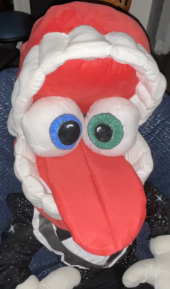 Downpour_rr's tweet photo. #caine has a tongue now!

I actually machine sewed this time cause I hand sewn everything, kinda wish I did it sooner cause the stitching would probably look cleaner but I forgot how to use it and haven’t touched the machine in 6 years https://t.co/mN8Y51kvfB