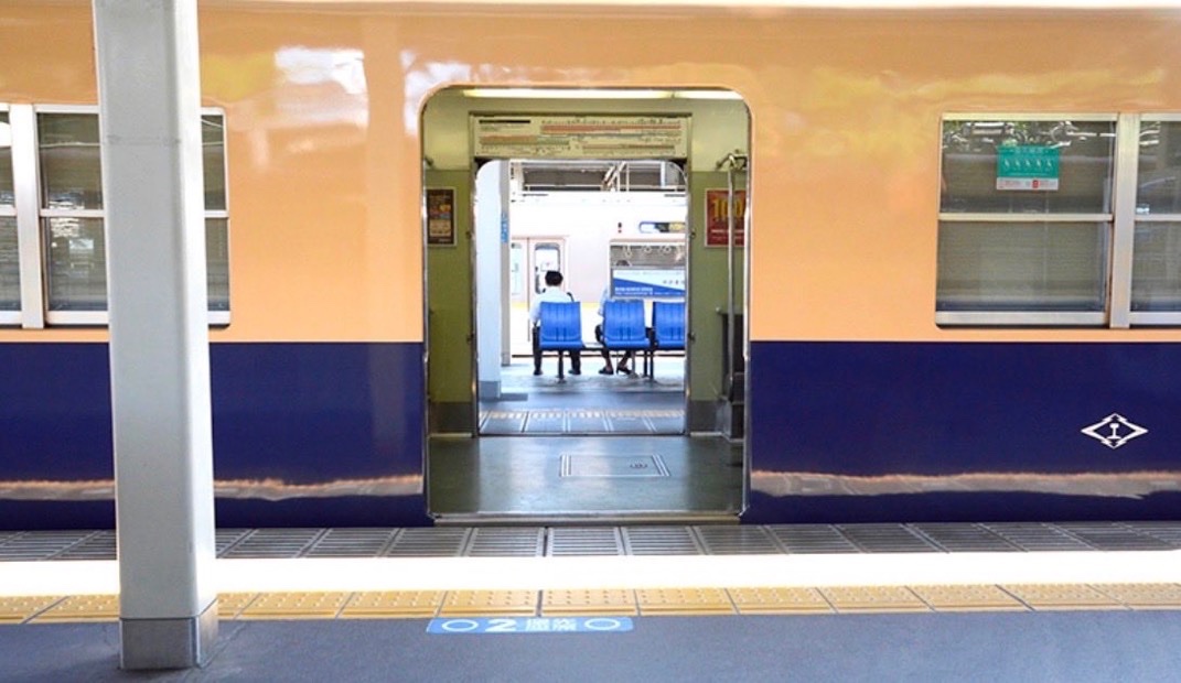 bozu_108's tweet photo. 尼崎駅使ってる人しか分からないこと選手権

最優秀賞
阪神尼崎は「中通し」乗り換えで、階段を使わず1番⇄3番、4番⇄6番に行ける。

金賞
マクドとバーキンがゼロ距離でバチバチに争う阪神尼崎駅 https://t.co/bFQpsOarXn