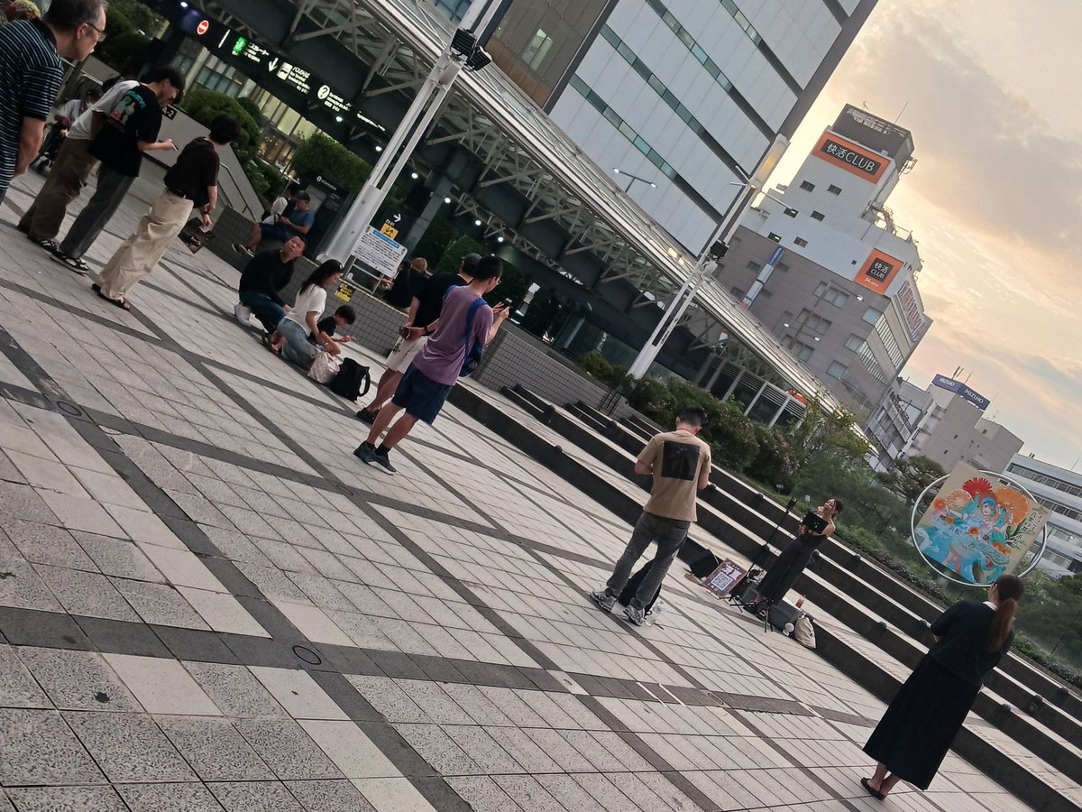 Saeka831's tweet photo. 昨日は名古屋路上ライブからの浜松路上ライブでした！！どちらも初めて🤭
懐かしい方や初見さん、イツメンたくさんの方が来ててくれて嬉しかったー！！！
地元浜松で歌ってる時はやっぱり安心感がありました😌またきます🩷️
ワンマンチケット売れて嬉しすぎた😭
まだまだがんばるぞ💪🔥 https://t.co/nr0IQN7b70