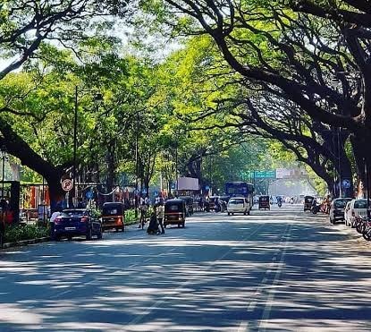 Dev0psRoot's tweet photo. This is JM Road in Pune, built by Recando Group in 1976. Nearly 50 years later, it still has no major potholes or waterlogging. You'd expect a company that delivered such quality to win more contracts but instead, it was reportedly blacklisted. https://t.co/ZvUN7u5G3g